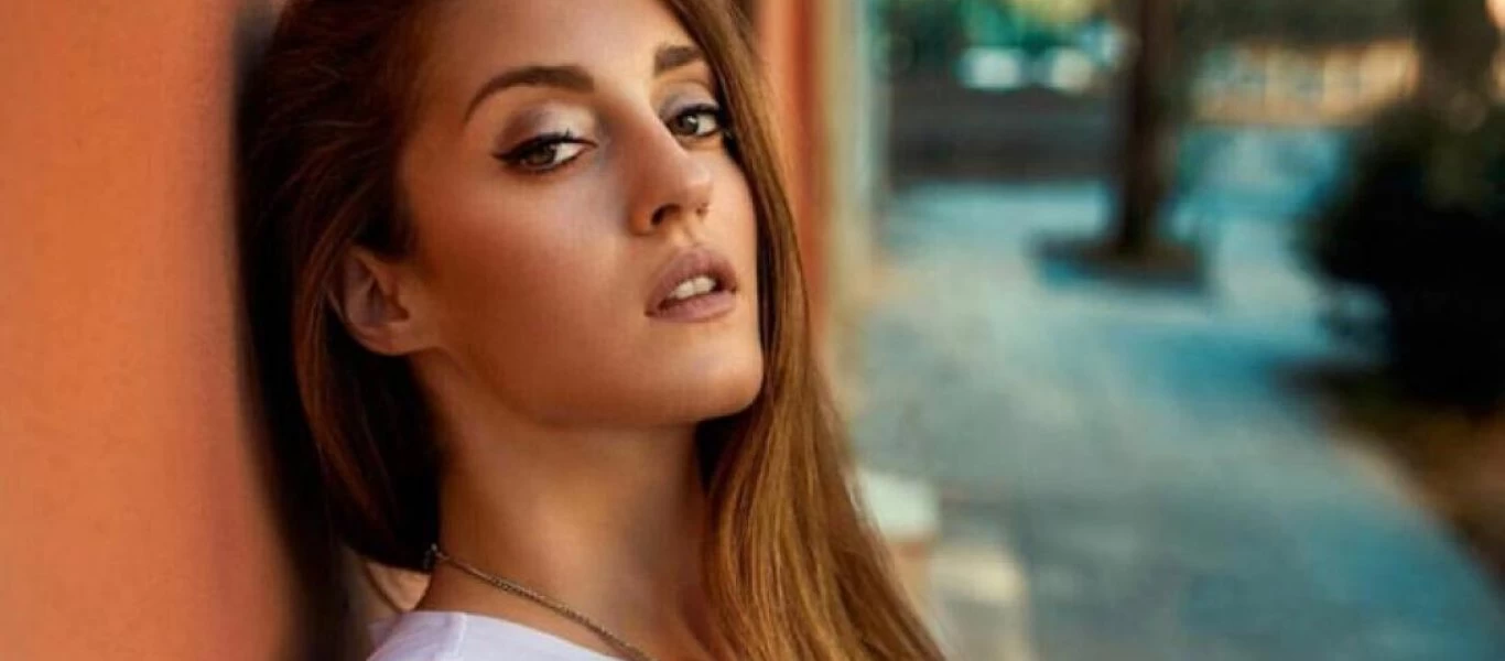 Η Άννα Τσακουρίδου ποζάρει γυμνή σε γύρισμα! (φωτο)